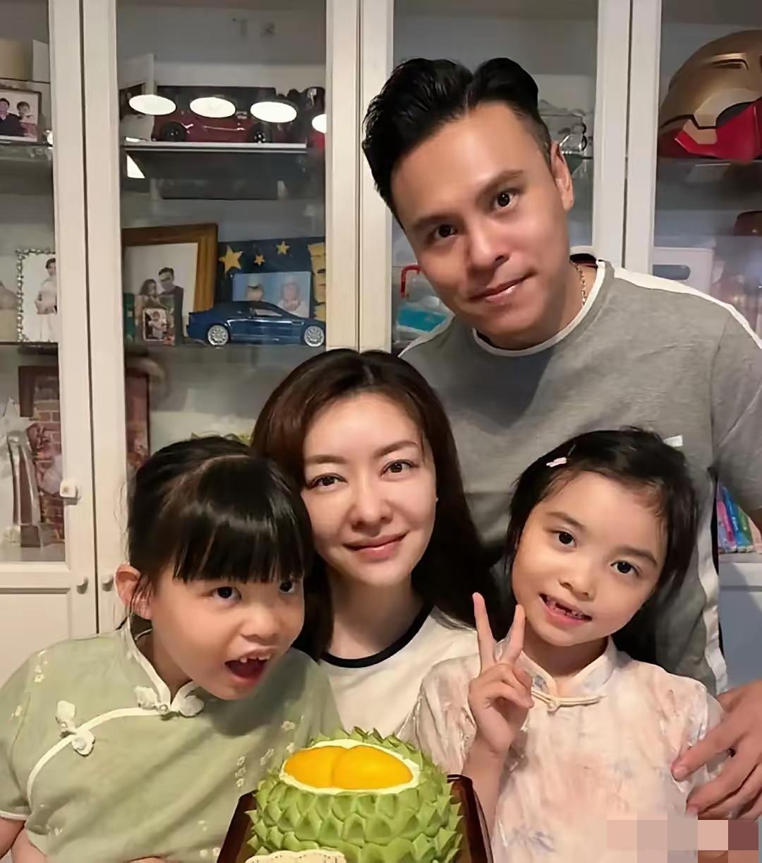 熊黛林过生日晒全家福，

一家人看上去其乐融融，

幸福美满，但实则暴露了她一家