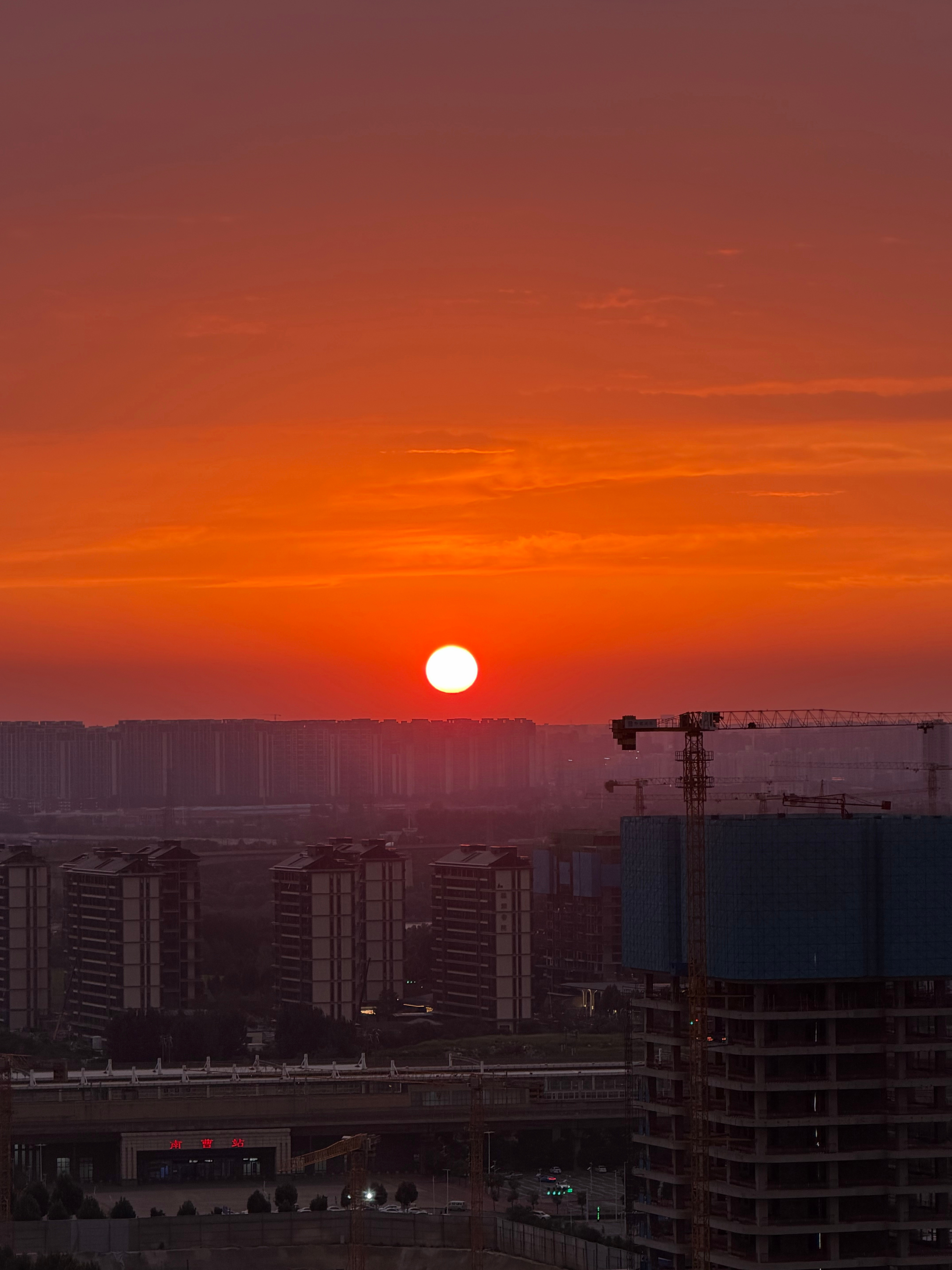 落日，晚霞。台风小白鲸将于今夜抵达。 