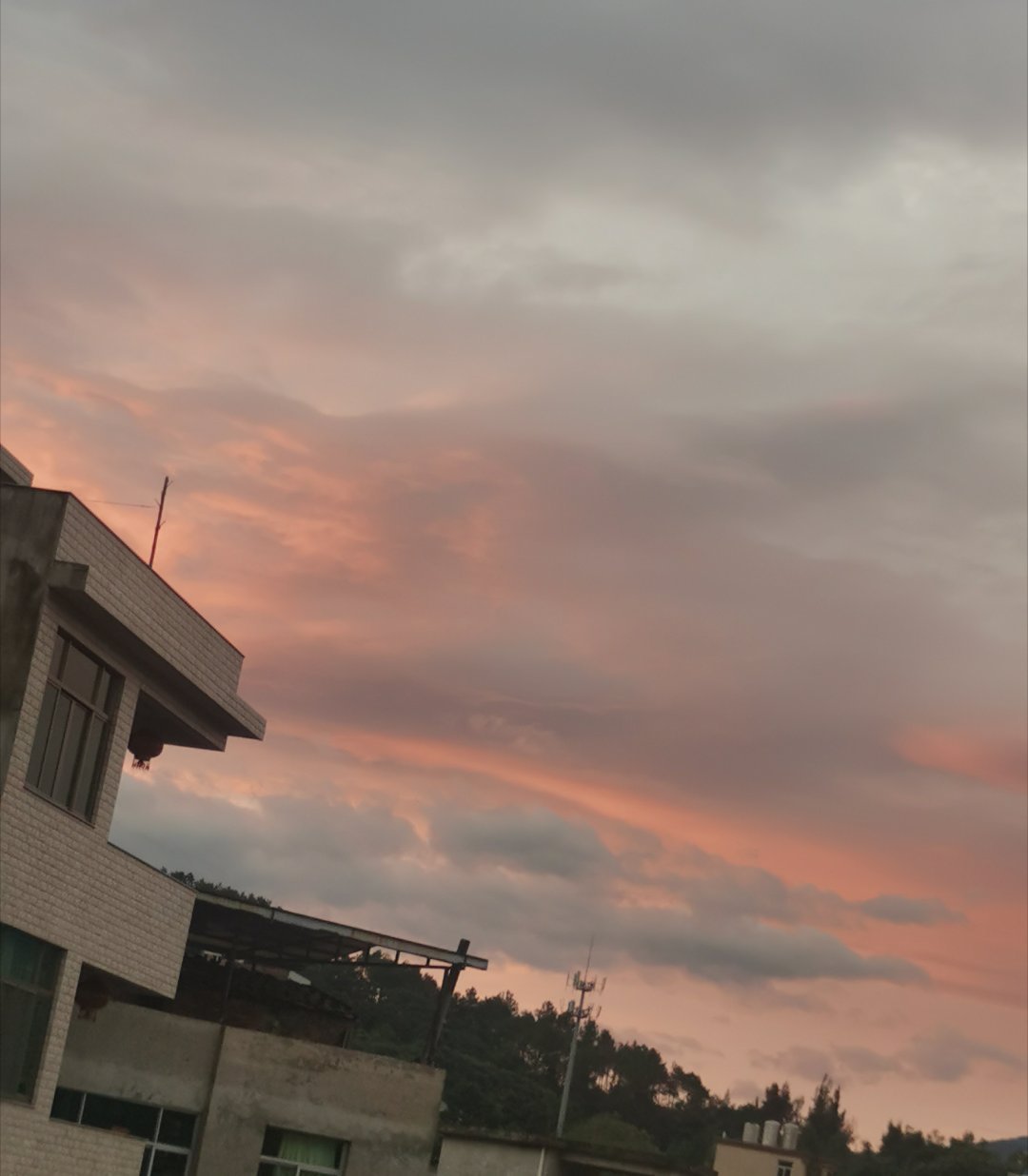今晚的云朵格外好看，台风过后的 ​​​