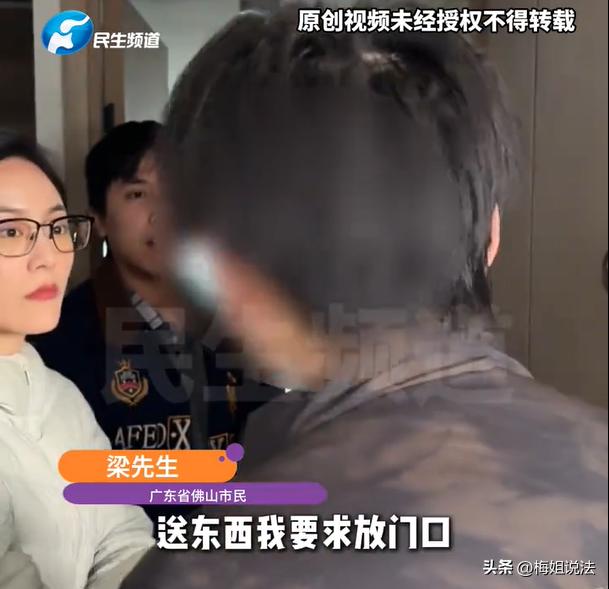 广东，小情侣入住酒店之后，白天的时候，男子跟女友准备在房间里亲密。为了不被打扰，