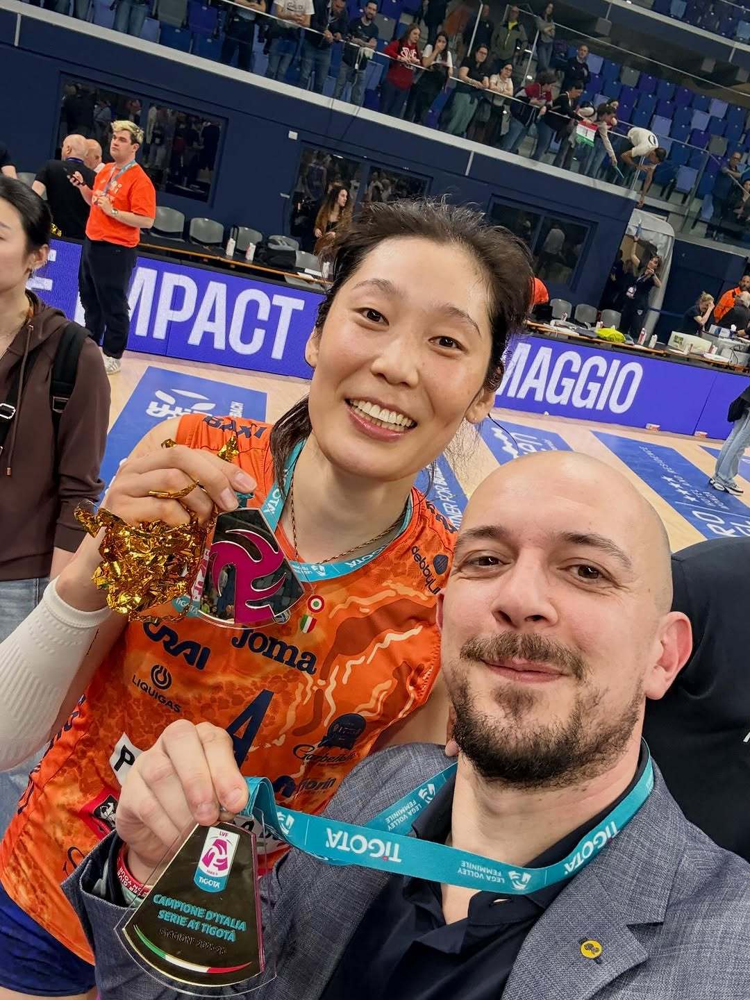 朱婷与球队助理教练的夺冠合影朱婷