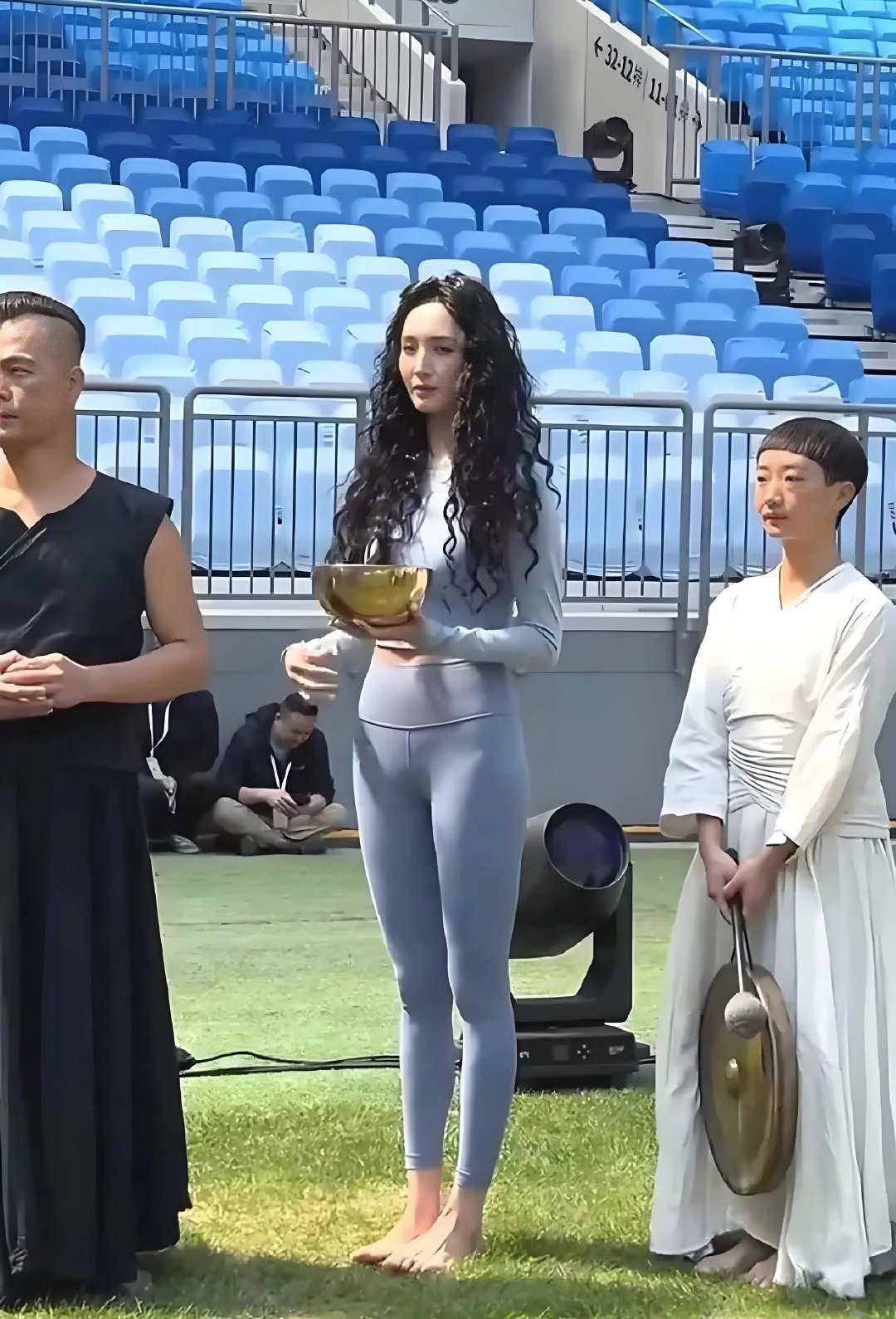 我滴个天！万万没想到啊！她本人比电视里还要漂亮，难怪那么多人喜欢她。 