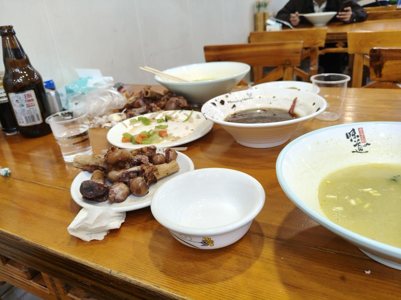 给师傅饯行！
在新单位新认识一个师傅，四十多岁。短短的几天，我们很聊的来！
  