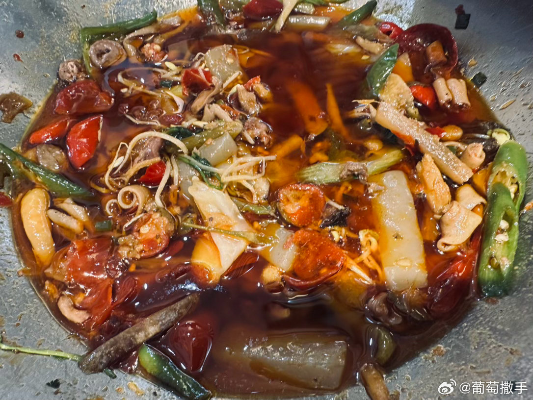谁懂这个鸡杂里面的小菜有多下饭，直接吃了两碗