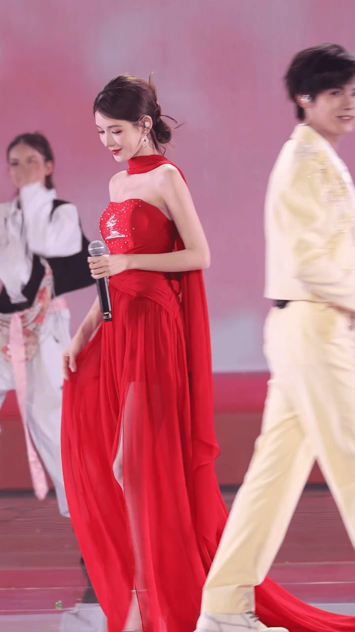 张予曦穿这套红色裙子真是绝了，她这身材简直是天生的衣服架子。