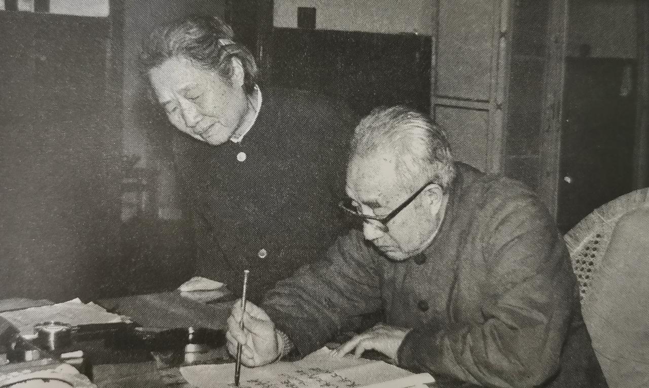 相濡以沫白头偕老的一对元帅夫妻。徐向前元帅在写字，夫人黄杰在一旁静静观看，一切尽