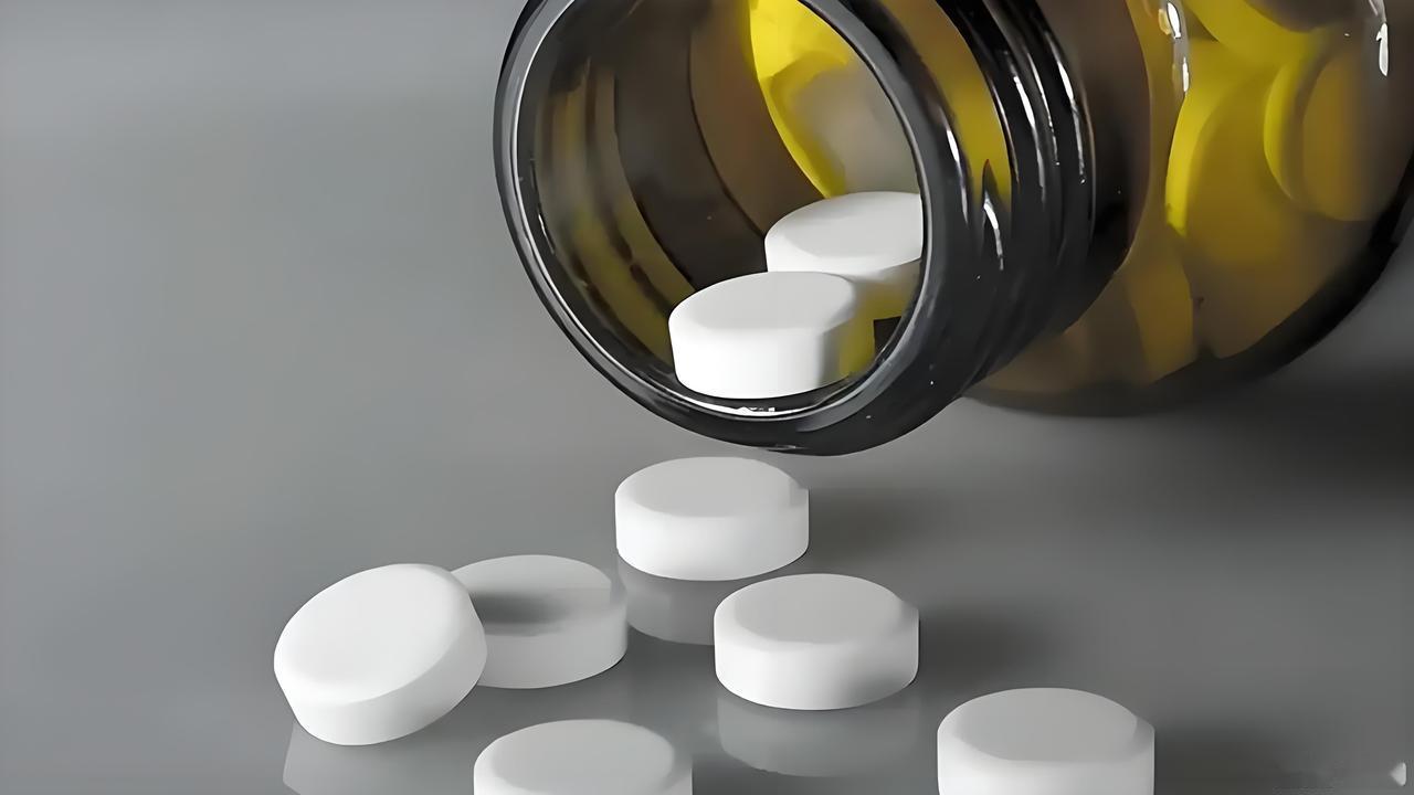 晚上翻来覆去睡不着，不少人会随手吃片褪黑素救急——靠它真能解决失眠问题吗？专家明