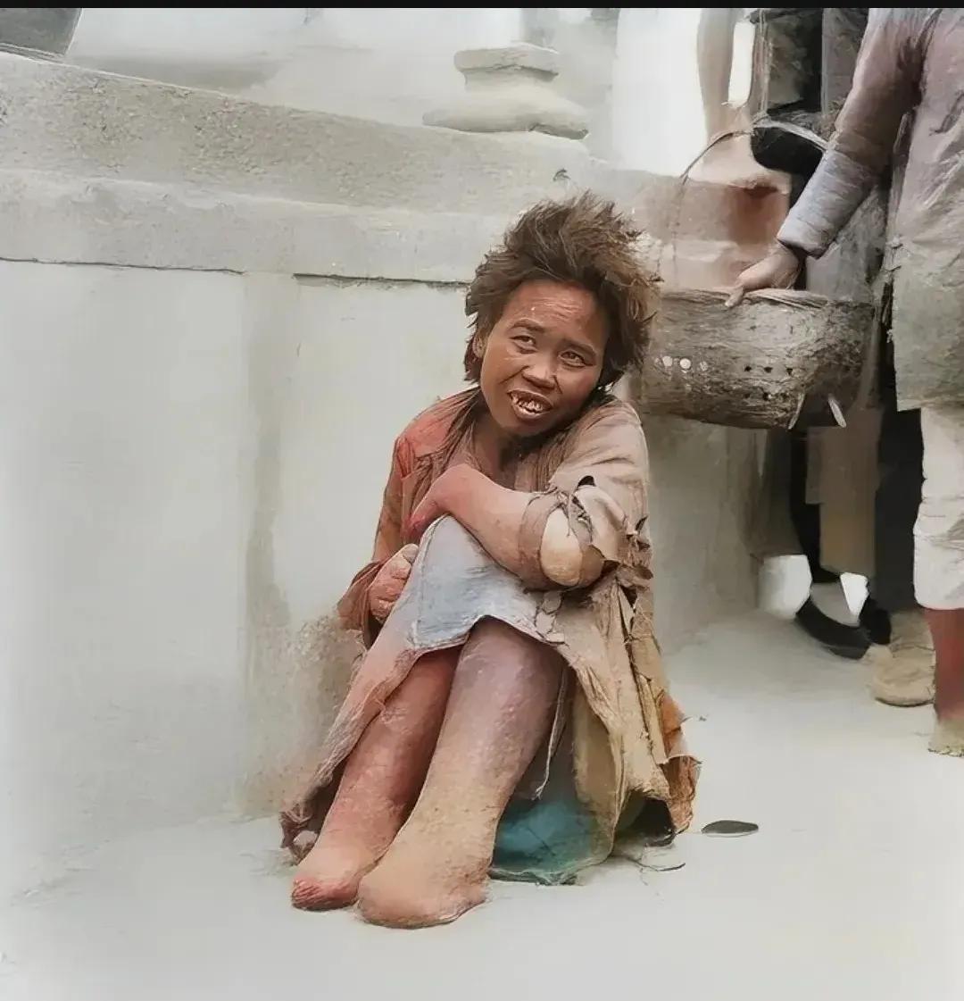 民国时期，一个麻风病人，被家人抛弃在路边，等待着死亡的降临，她被视为瘟神，路过的