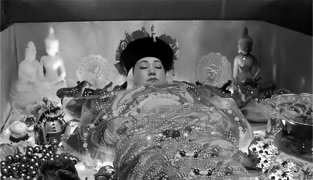 1908年，天高云淡，慈禧临死前，李莲英赶紧给她喂了续命汤，慈禧深吸一口气，随即