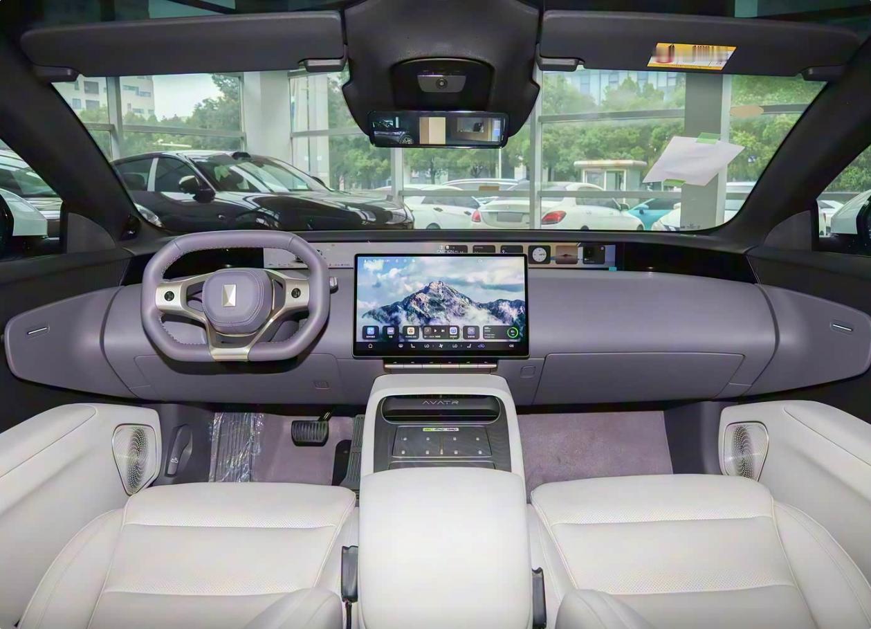 标配4激光雷达，增程版26.99万起，纯电版28.99万起。阿维塔12四激光版上