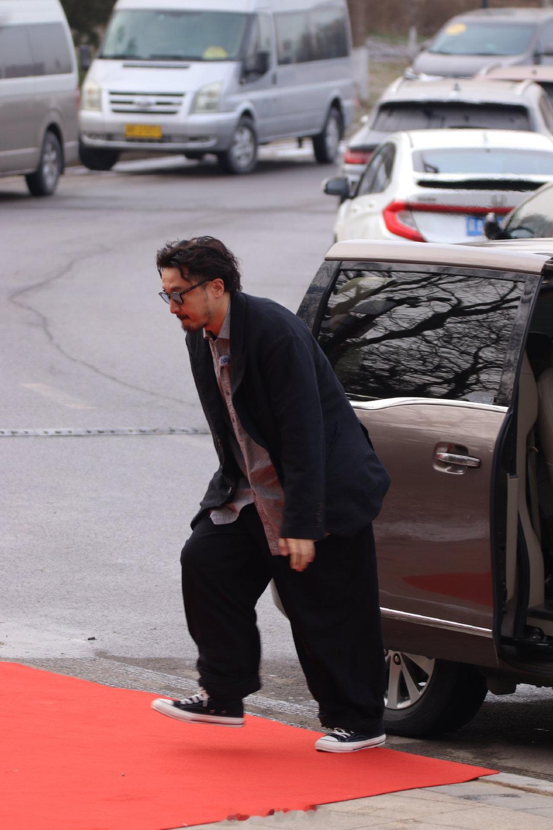 王传君 野人回内娱走红毯周五晚高疯 王传君这红毯造型太有画面感了：半卷长发、深灰