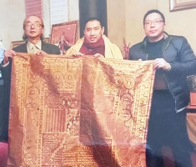 2005年，一件旧袈裟在北京拍卖，却无人问津，一男子觉得蹊跷，花9万买下，回家后