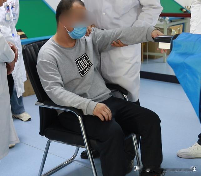 一旦偏瘫，这一辈子就完了吗？
 
不用这么悲观，偏瘫恢复是有希望的，你先听郝主任