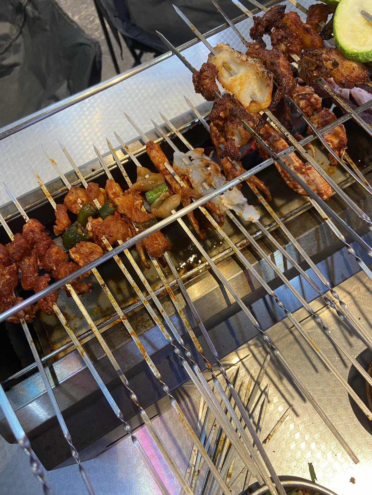 淄博烧烤火了之后，我们这烧烤就卷成荤菜2元，素菜1元，现在这过去没两年，更卷了，