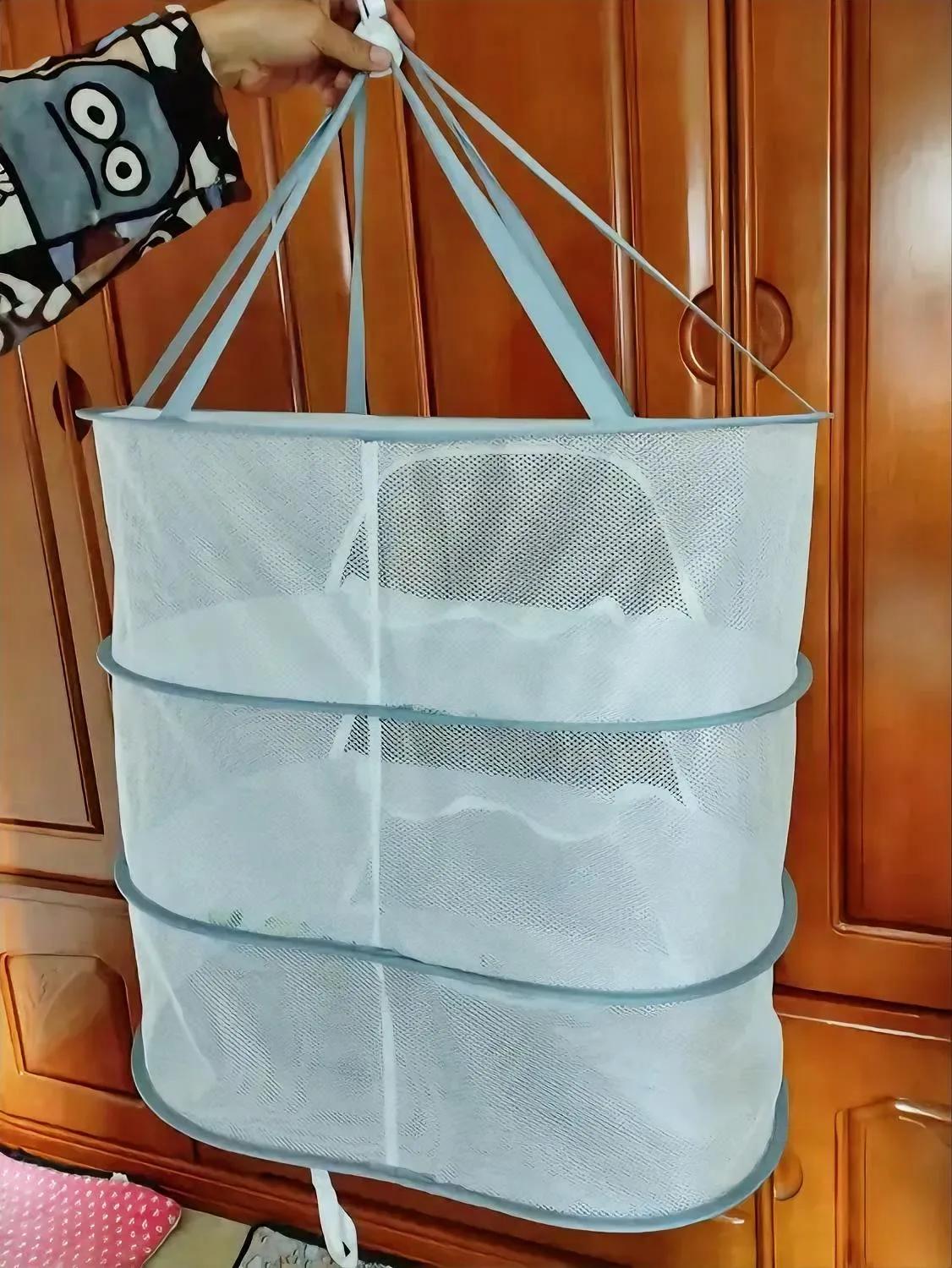 老伴从晾晒萝卜丝的笼子里取萝丝，一把一把的取。或是我觉得老伴效率太低了，或是献殷