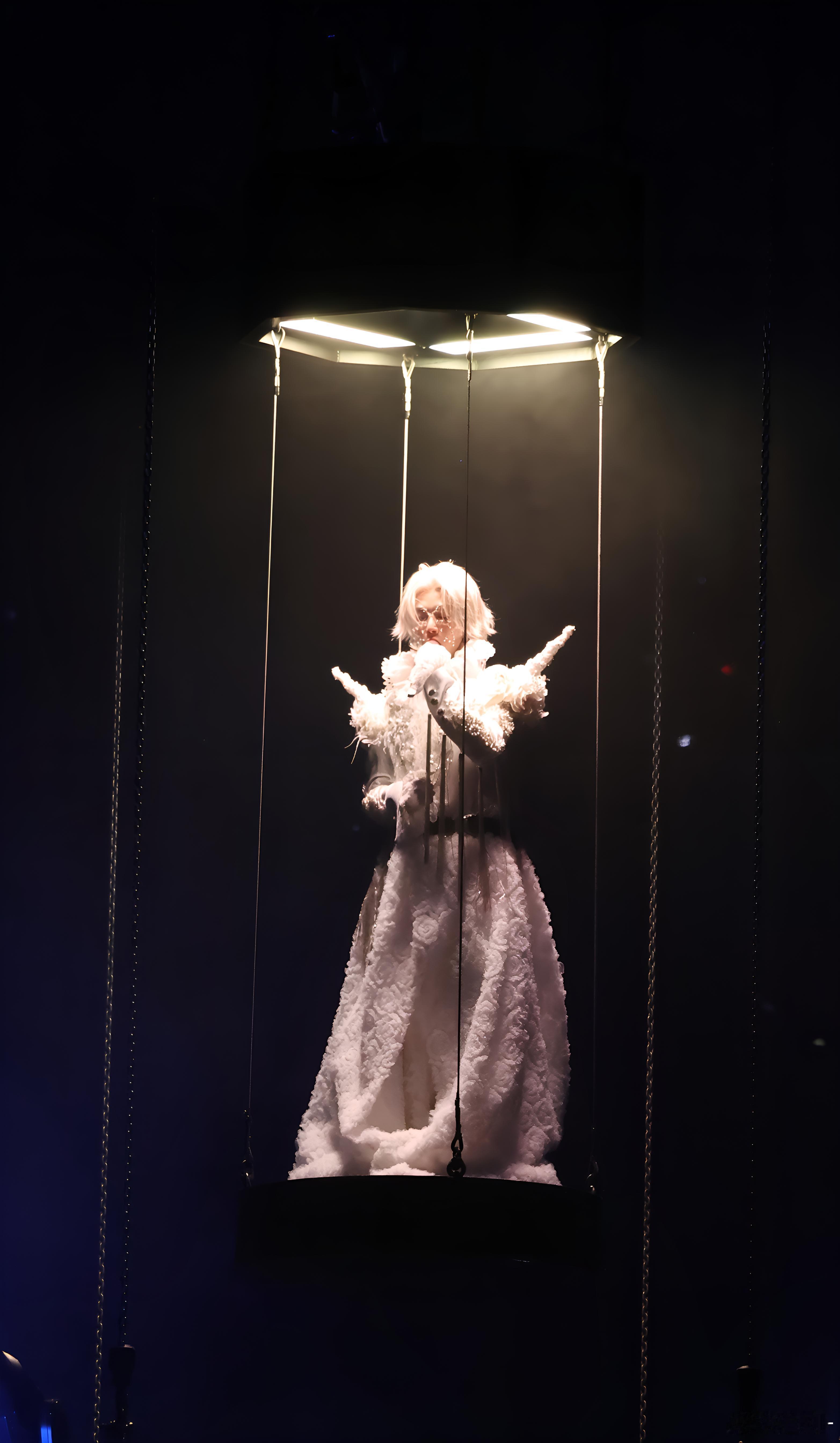 华晨宇3天送出超20万份礼物这或许就是偶像与粉丝最理想的关系：他倾其所有，回报每