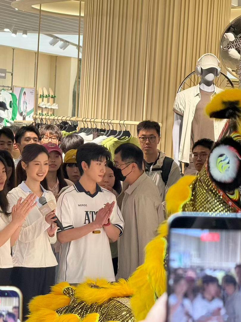 林孝俊完全青春男大林孝俊闪现成都 林孝俊在成都的这组造型，把“青春男大”诠释得淋