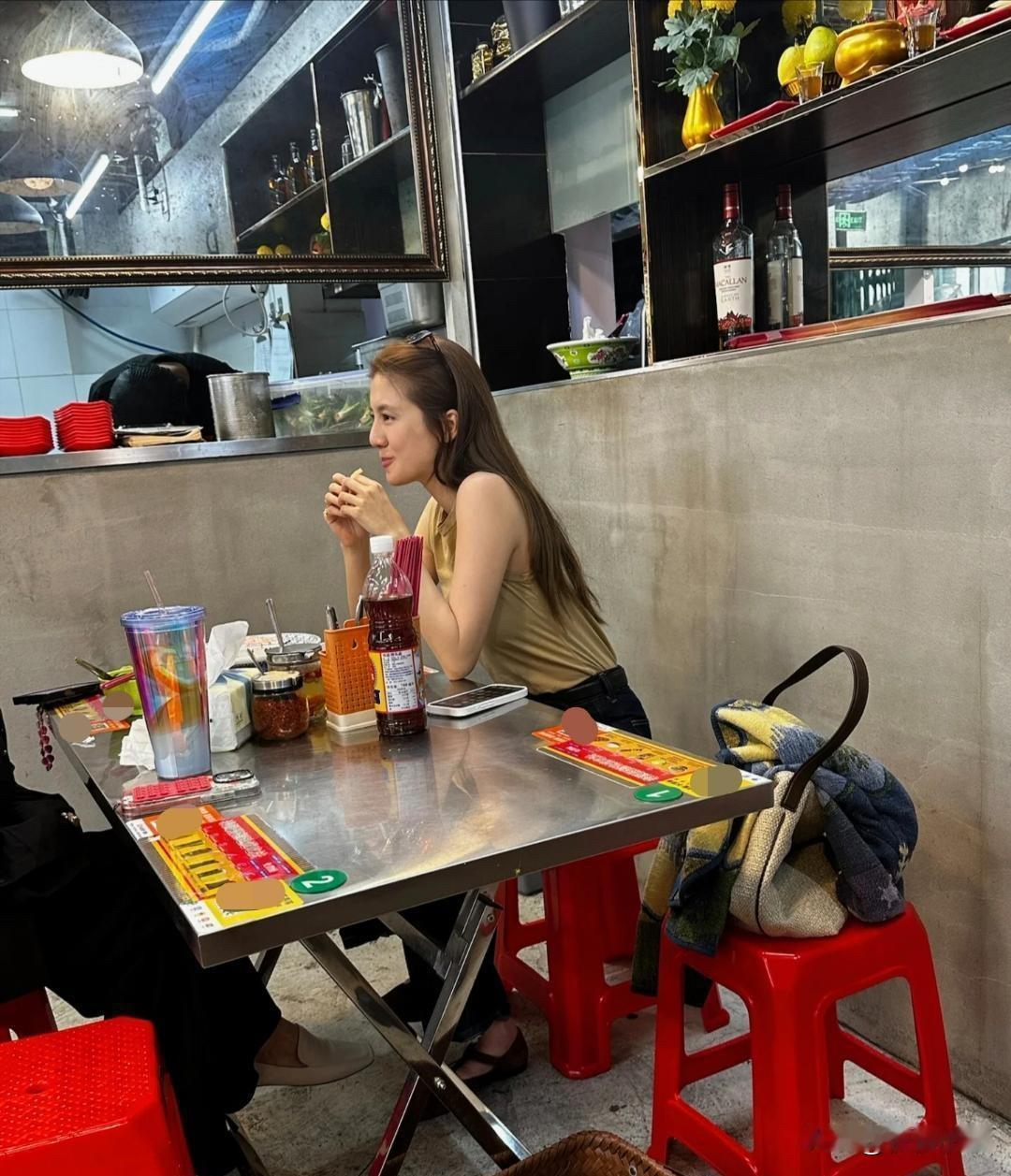 32岁吴千语在上海一家面馆被偶遇，她穿着一身名牌货，身材又高又瘦，皮肤白皙，侧脸