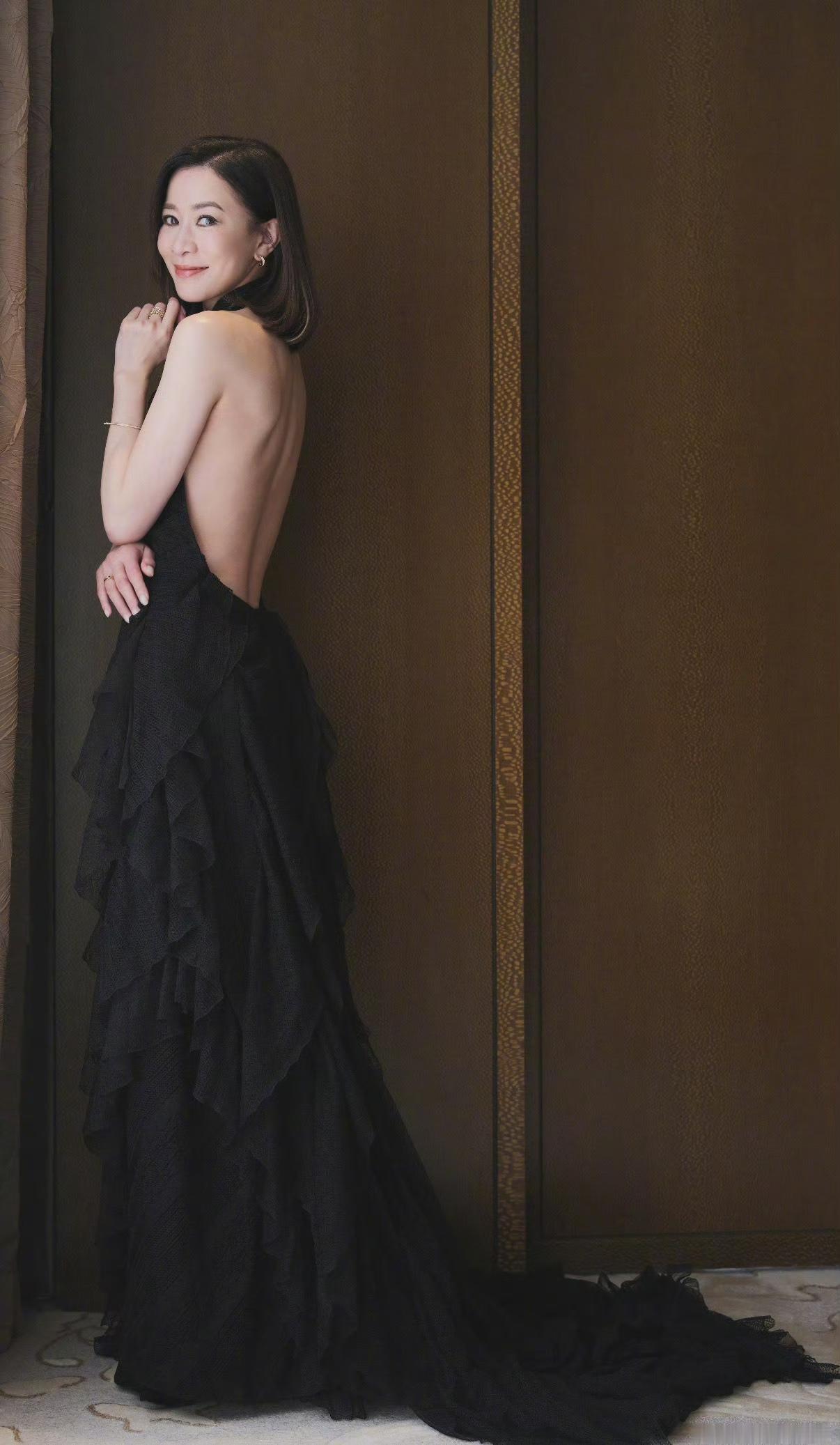 佘诗曼穿大露背装贵气感十足，妈咪真有范儿！佘诗曼 女星红毯露背装