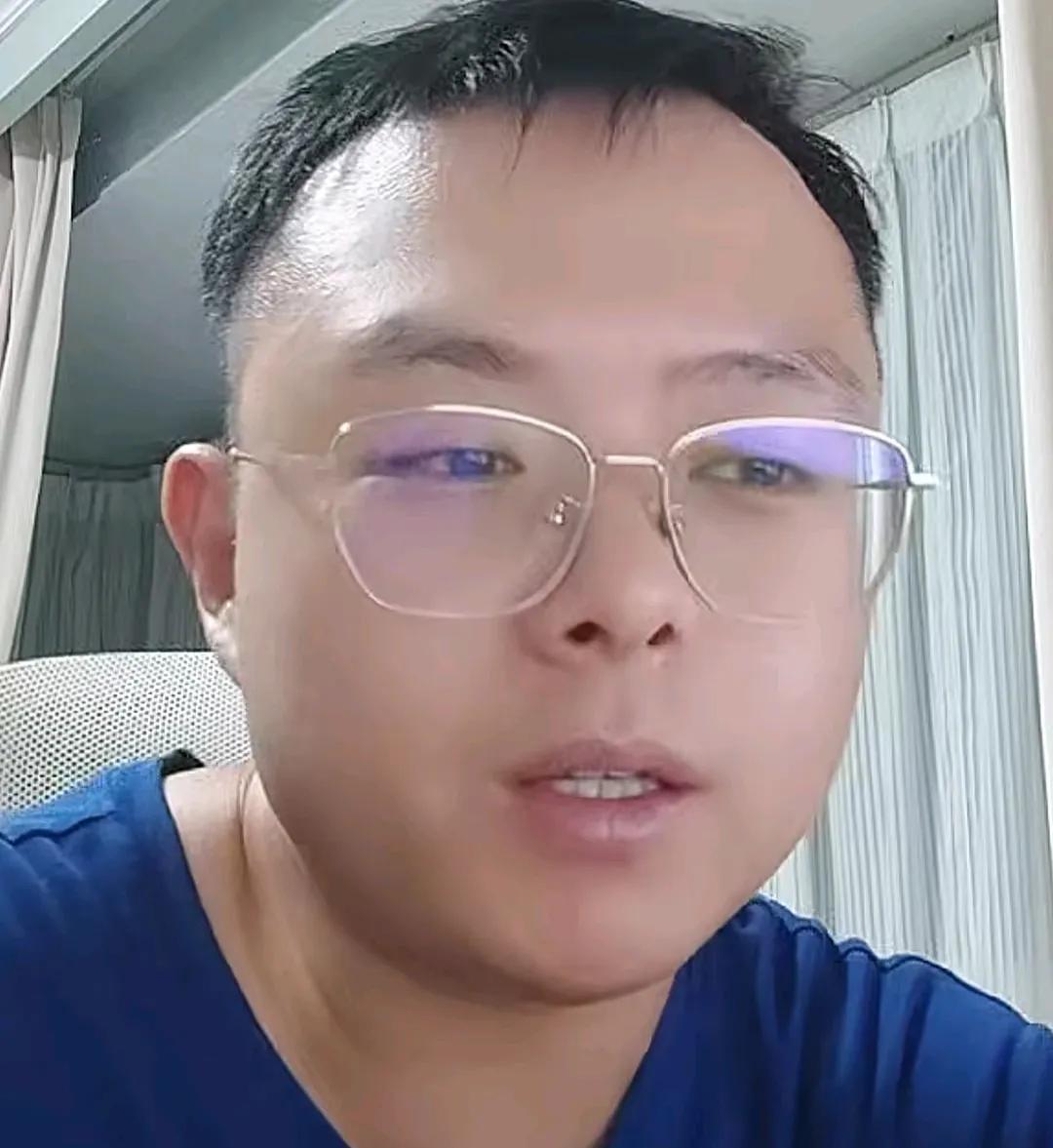 媒体人苗原表示，其实上海海港还是有降级的风险的。
在一场中超比赛复盘直播中，媒体