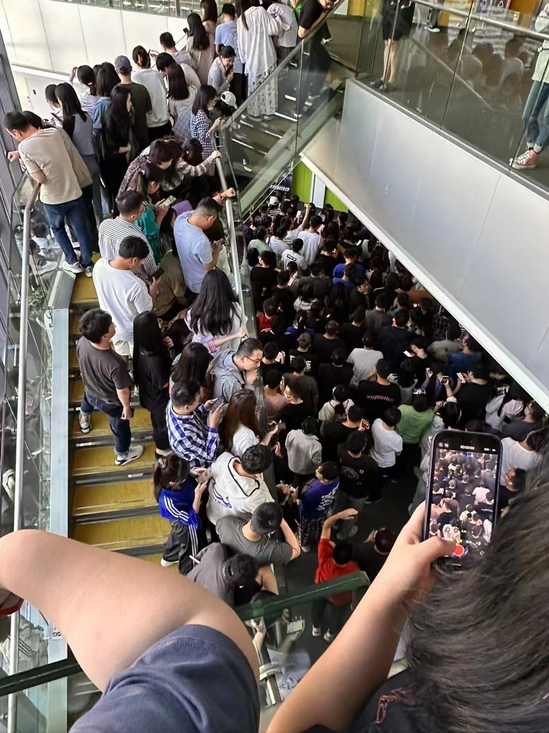 刘德华刚刚代言了华为mate60RS，今天华仔就去了新浪总部，真羡慕大眼仔的员工