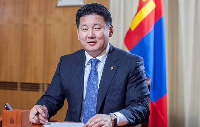 你去蒙古国待几天就会发现一个特别拧巴的现象。部分年轻人对中国持有强烈的敌意，不仅