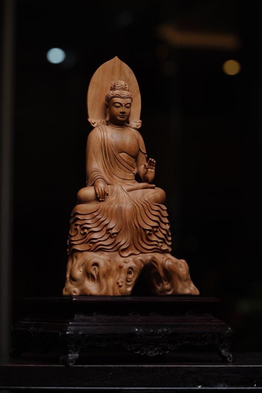 【老山檀香｜北齐款·释迦牟尼佛】

有些佛像，看一眼便让人静下来。
不是因为华丽