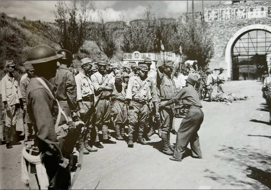 1945年9月，中国军队在南京解除日本战俘的武装。 
