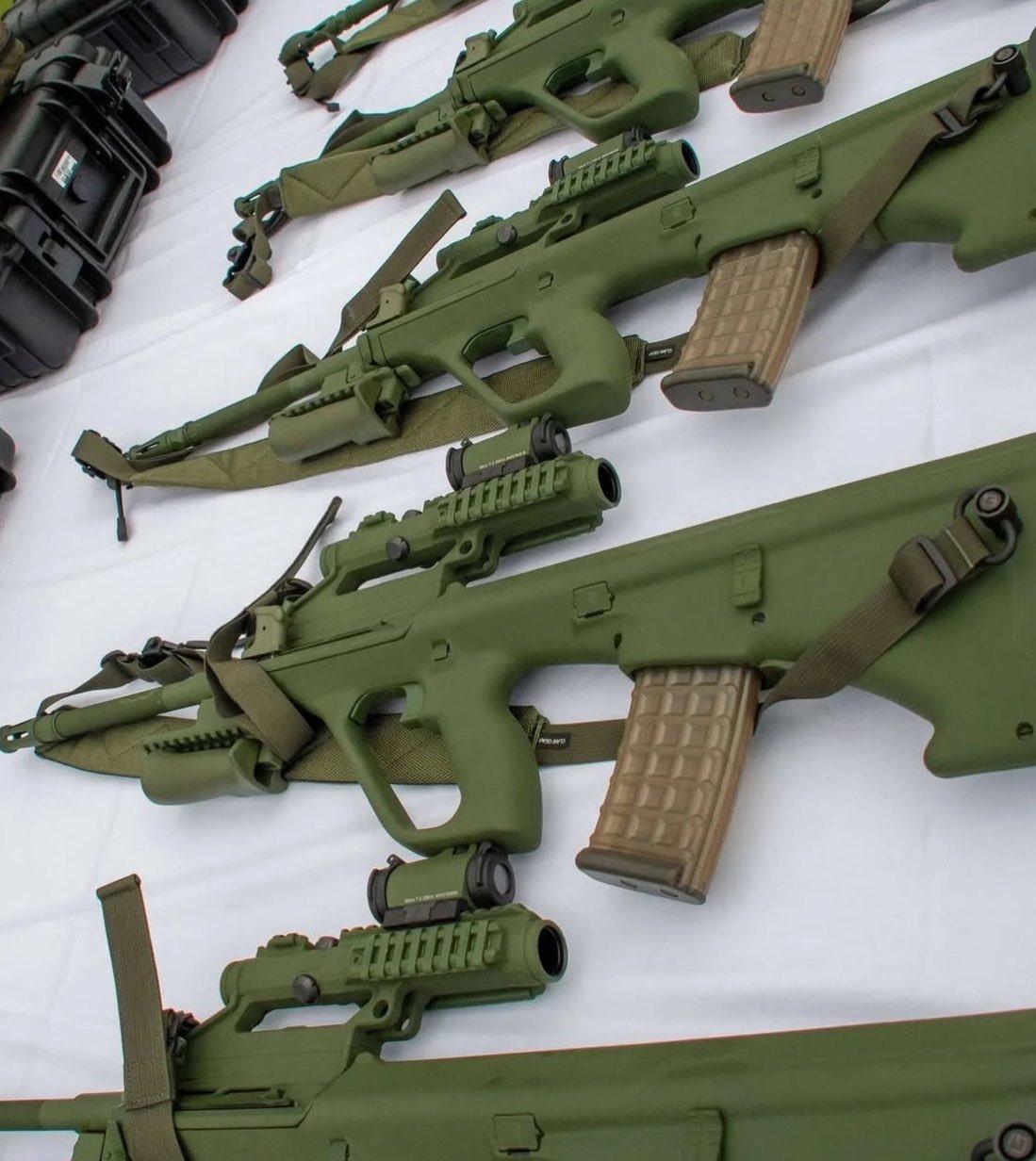 奥地利军队最近开始向士兵配发一种新型AUG步枪。这种步枪名为STG-77 A1 