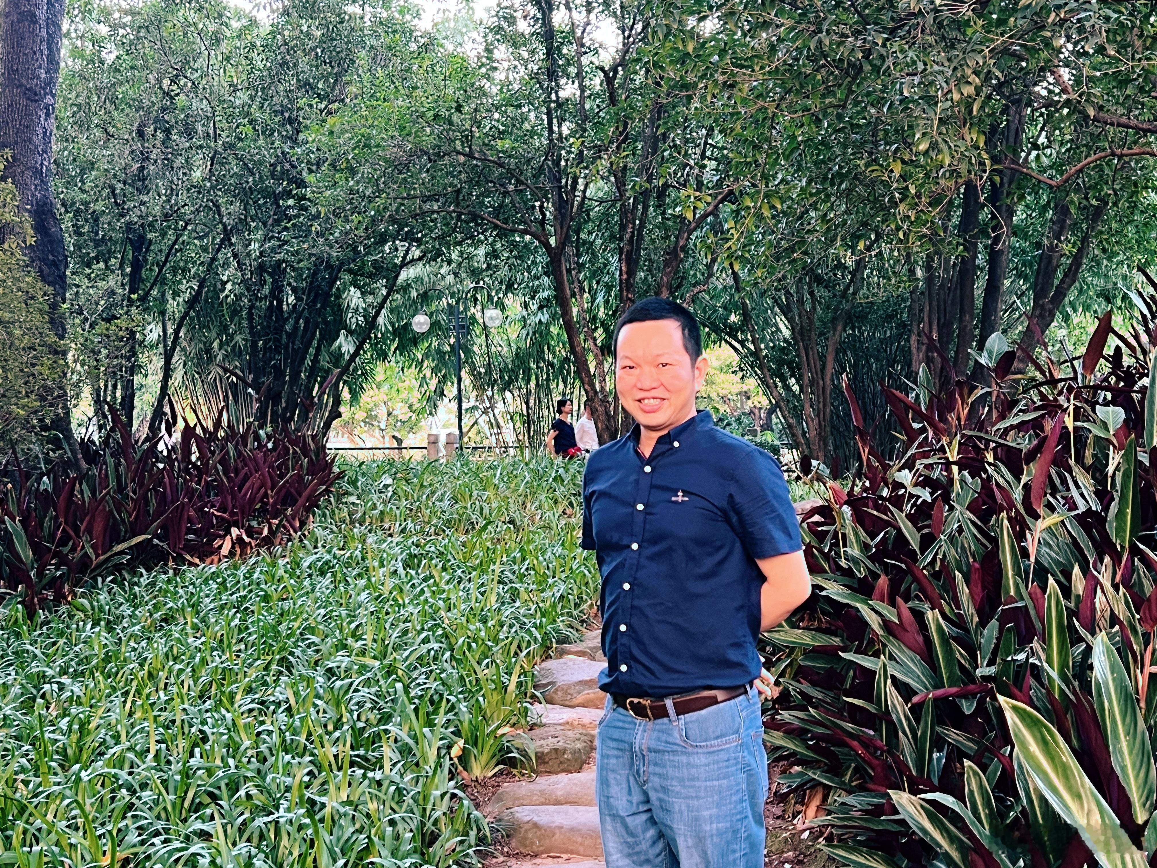 每周给帮助过你的人发一条感谢信息，每年给父母写一封信。感恩需要表达，否则会像未拆