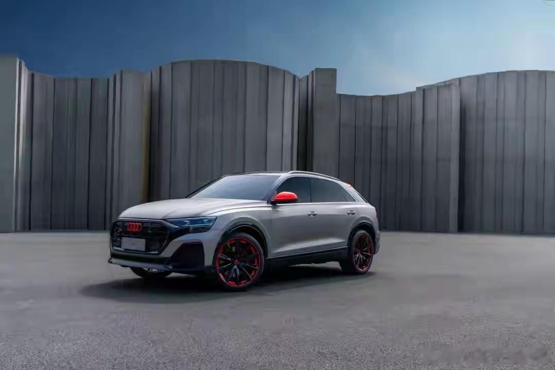 新款奥迪SQ8这台V8大排量性能SUV，简直是燃油时代最后的浪漫！4.0T V8