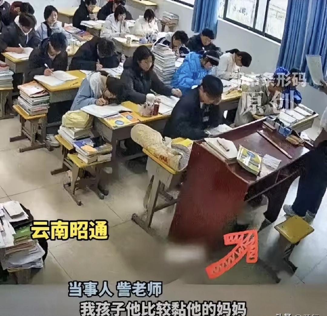 孩子睡在教室后门小椅子上，老师上课时得时不时瞄一眼。
这不是拍短视频，是云南昭通