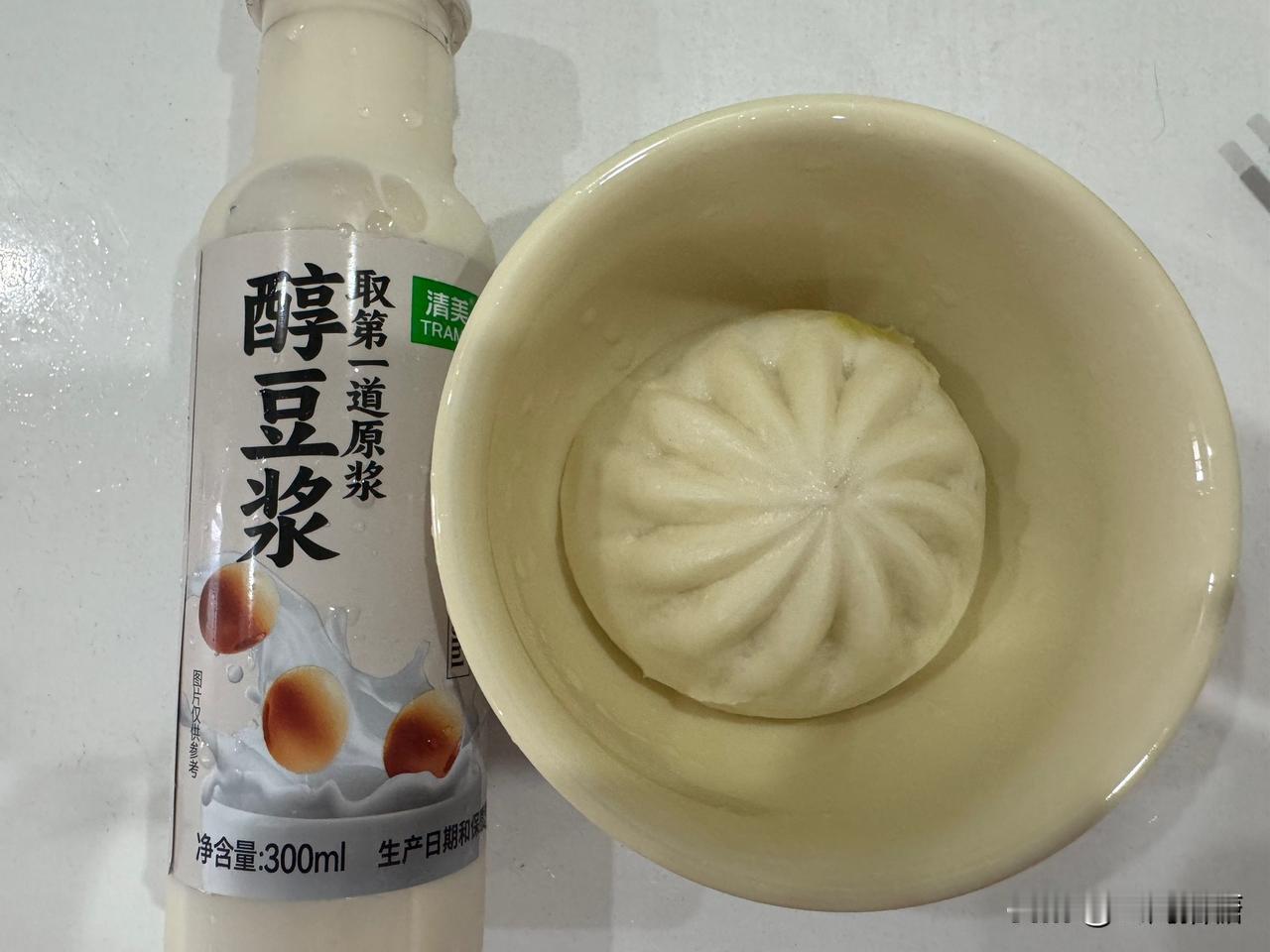 感觉今天又吃多了…早上一个素菜包+一瓶豆浆，中午娃娃菜虾仁炒蛋配米饭，下午没忍住