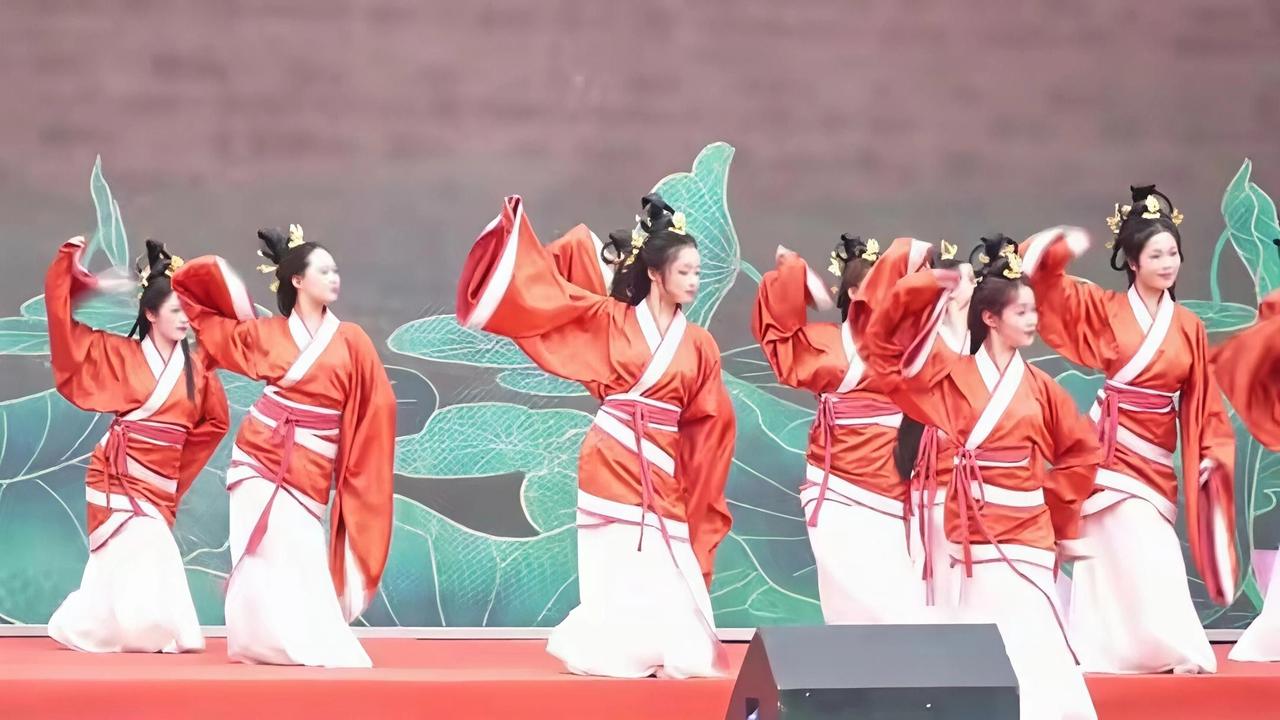 5月12号，2026年全国夏季"村晚"在卧龙区七里园街道的中国月季园开整了，主题