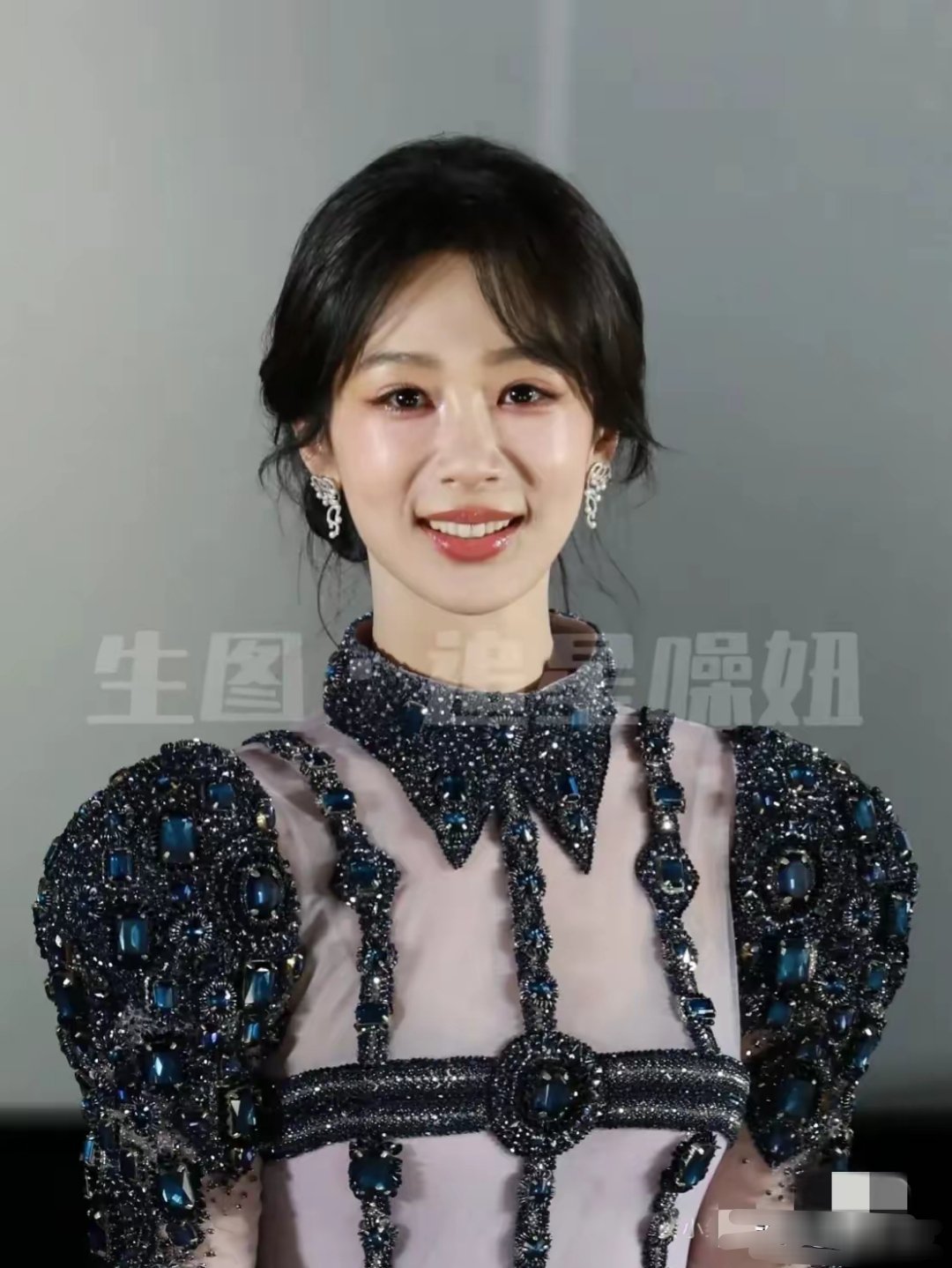 大家发现没？杨紫的长相真是个神奇的存在，昧着良心说她，美得倾国倾城吧，良心上过不