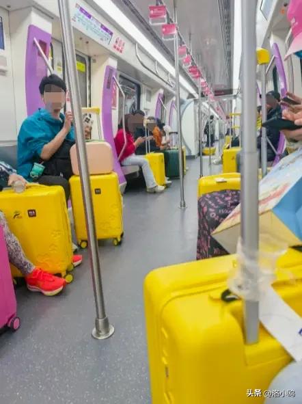 无锡地铁刷屏了，
我以为发生啥事了，有个网友说她大爷在地铁上看到了，以为这是领鸡