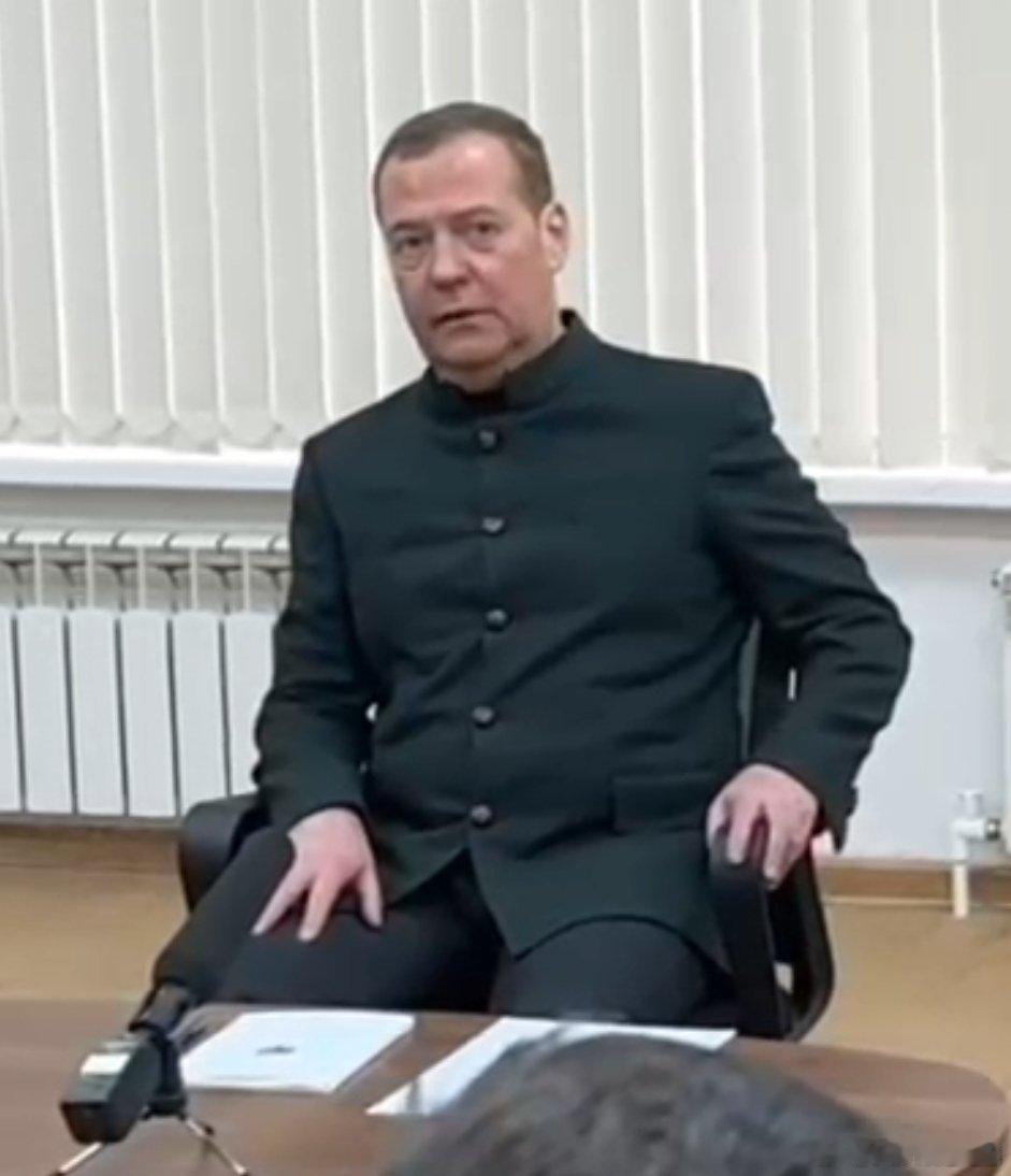 杰夫今天再次猛烈批判了美国特朗普总统。杰夫：美国是我们的敌人，他们喋喋不休的“维