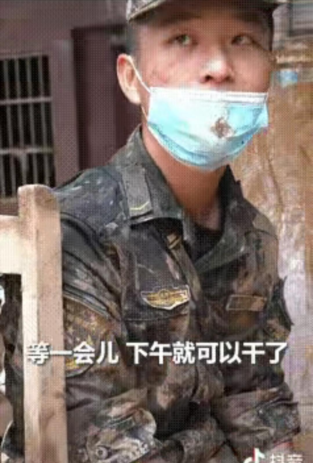 广西南宁，一个刚入伍不到4个月的05后新兵李晓康，在清淤搬动冰柜时，因为箱体沾水
