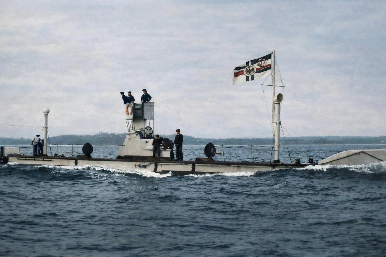 德国第一艘潜艇U-1于1916年7月11日服役。1906年12月14日服役，19