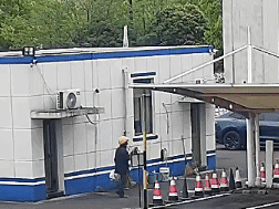 宁波宁海警民的这场双向奔赴太暖心了 雨天车辆不慎陷入泥地，宁海交警冒雨施救，满身