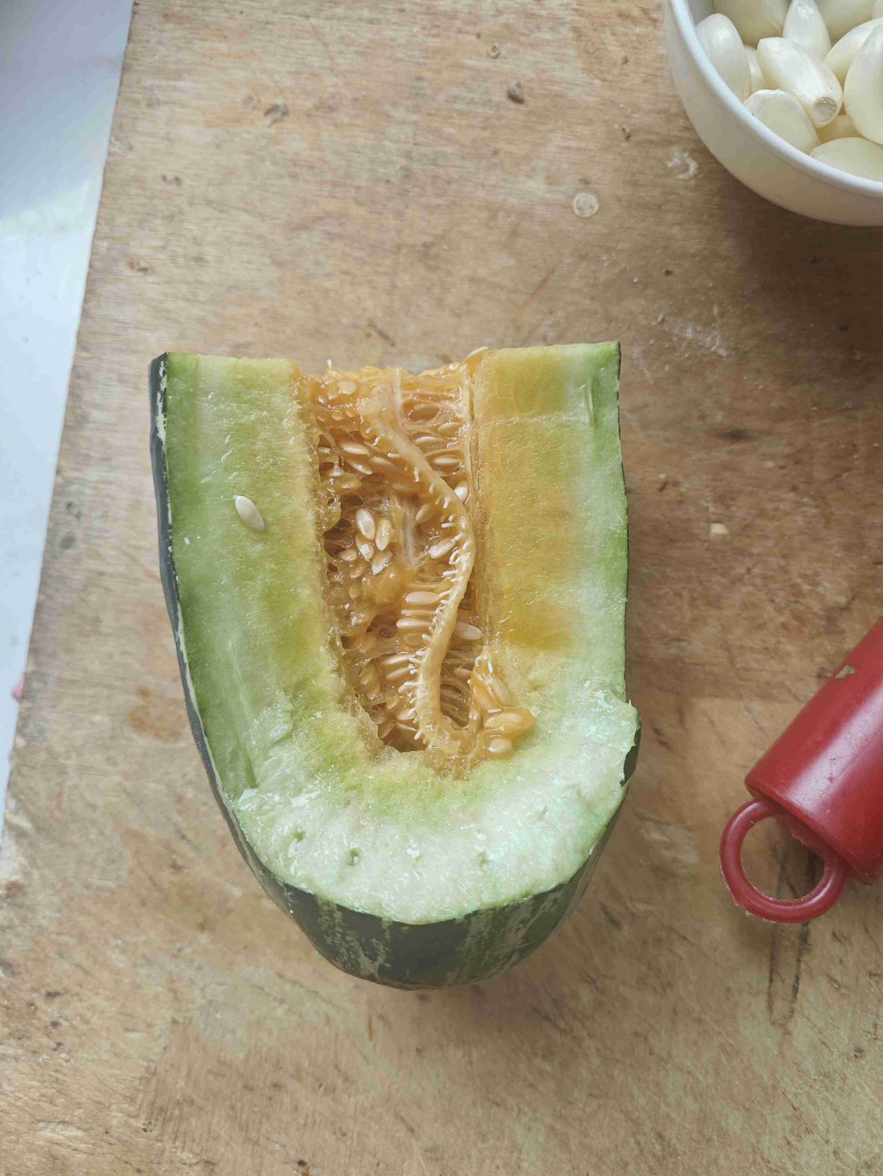 我的今日状态：😁轻松愉快
我这里的天气：🌤️多云
婆婆大人贪便宜买的瓜，果肉