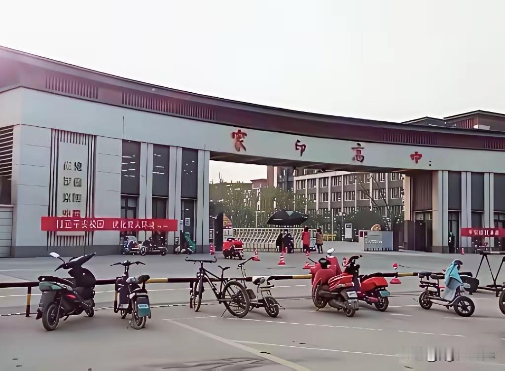 在头条上刷到这张图片，评论区里十分热闹，大致分成两派，一派认为这学校必须改名。一