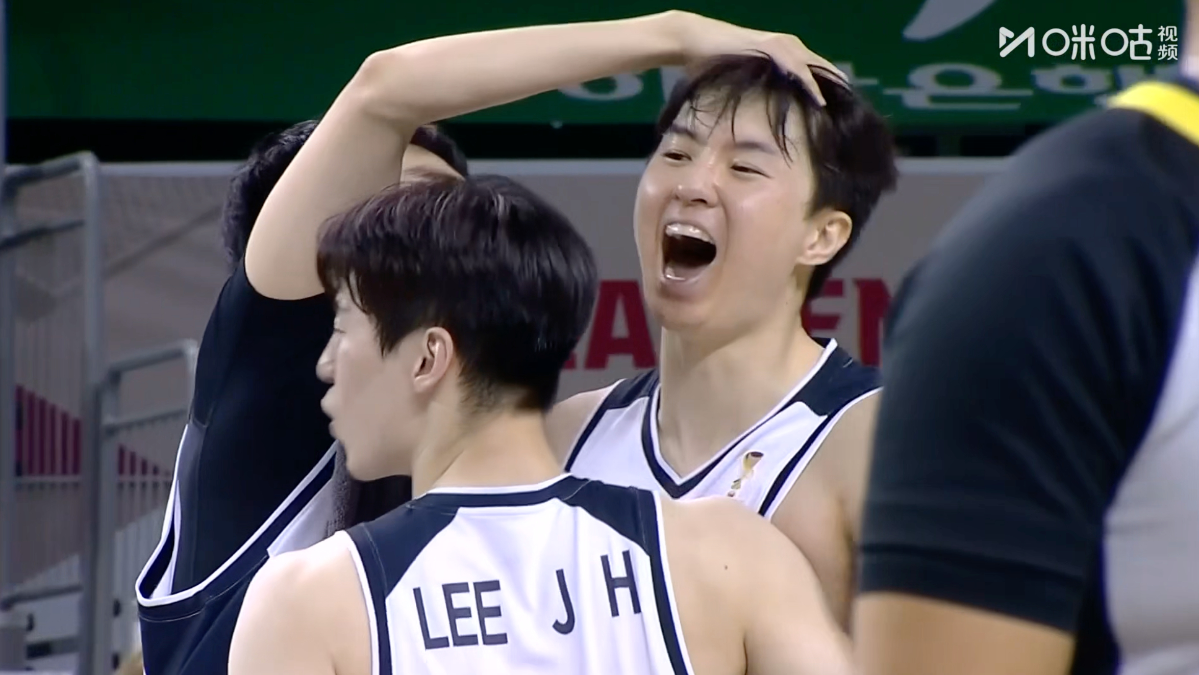 连输韩国男篮两场比赛，今天更是最多落后32分，不论最后怎么拼命追，都是耻辱的。我