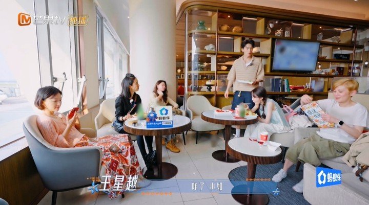 王星越喊吴君如小如王星越叫大姐吴君如小如 王星越这个小如喊的顺口的呀 ​​​
