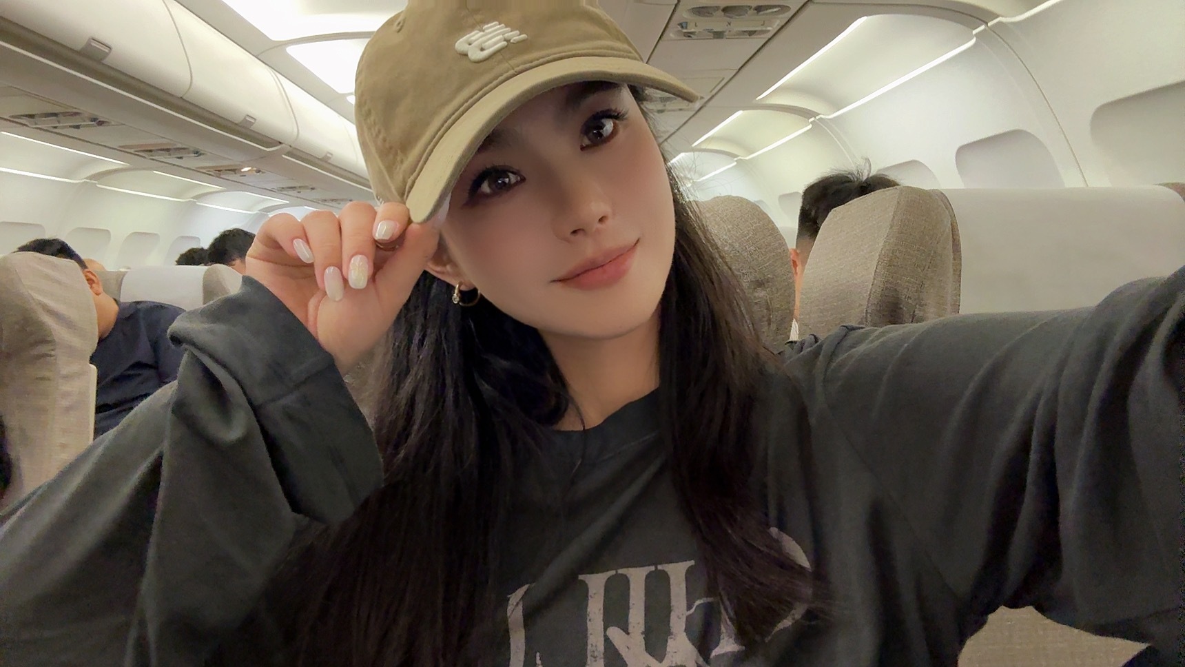 出差必备三件套：皮肤衣+长裤+棒球帽🧢皮肤易敏感的人，乘坐公共交通工具，基本都