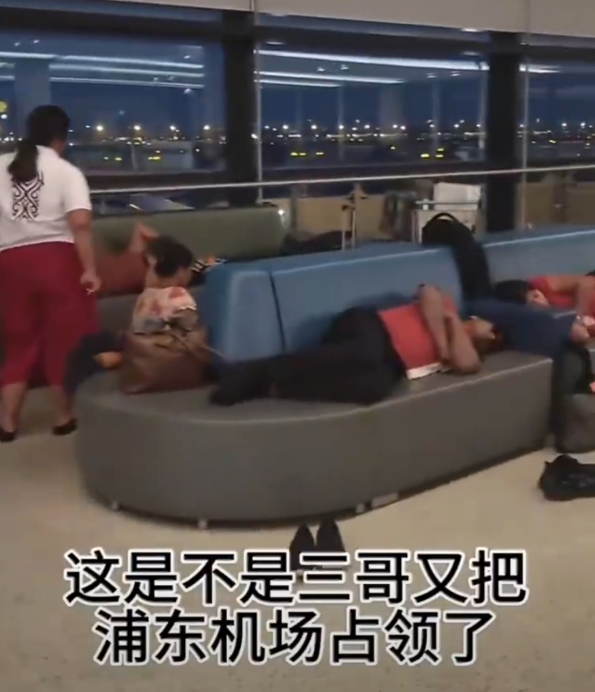 印度三哥是非常会占便宜的，它们为了省钱不住酒店，晚上就到机场睡觉。中国驻印度大使