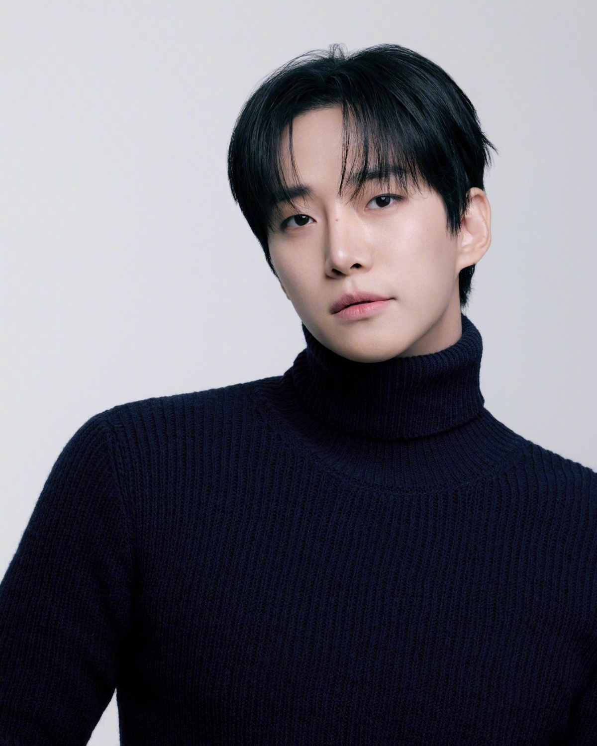 李俊昊 有望出演tvN新剧驻韩异国大使馆 男主角，明年播出。李俊昊饰演治水的水神