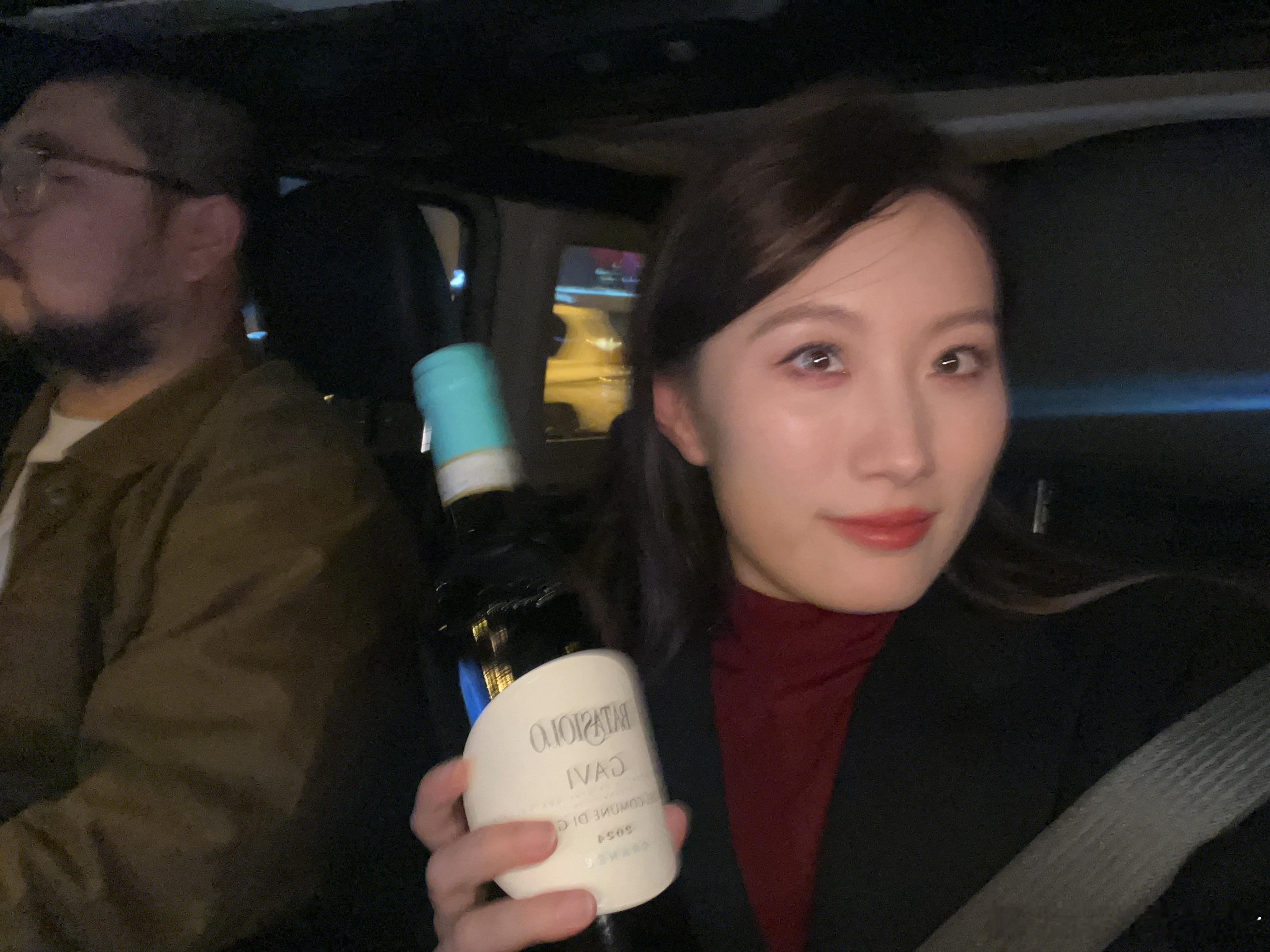 出发去小卷家咯带了瓶5月去意大利的时候背回来的葡萄酒葡萄酒蒙子馋了一夏天 今天试