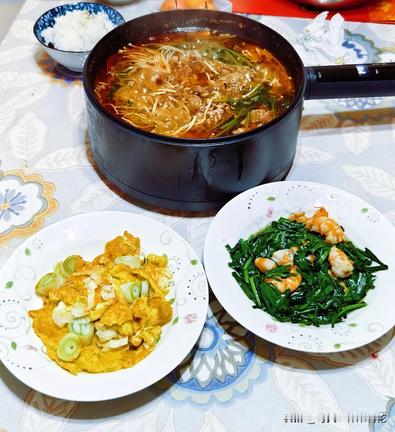 晚上好，今天吃饭早，火锅食材，肉和菜都有，继续吃火锅，大葱炒鸡蛋，本来想做东北的