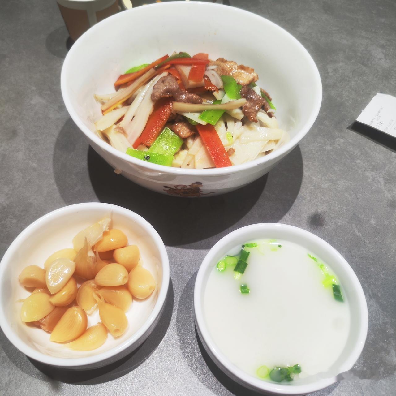 大家猜一猜，“莲菜炒肉盖帽”是什么饭？不是米饭也不是面条。看看下面这段诗，大概可